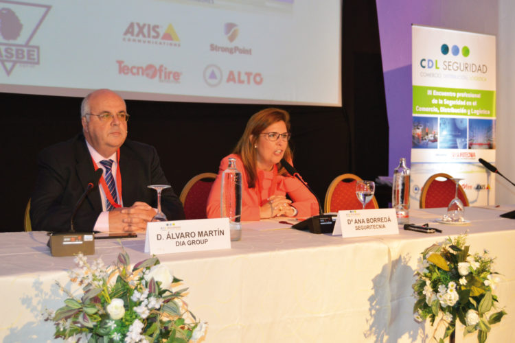 Álvaro Martín Yuguero, director de Seguridad de Grupo DIA, y Ana Borredá, directora de Seguritecnia, durante la inauguración.