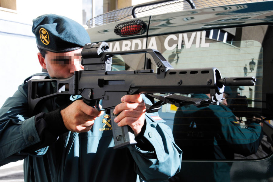 Guardia Civil apuntando con un arma.