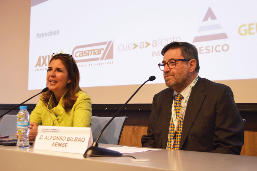 Ana Borredá (Seguritecnia) y Alfonso Bilbao (AEINSE). II Congreso de AEINSE de Ingeniería de Seguridad.
