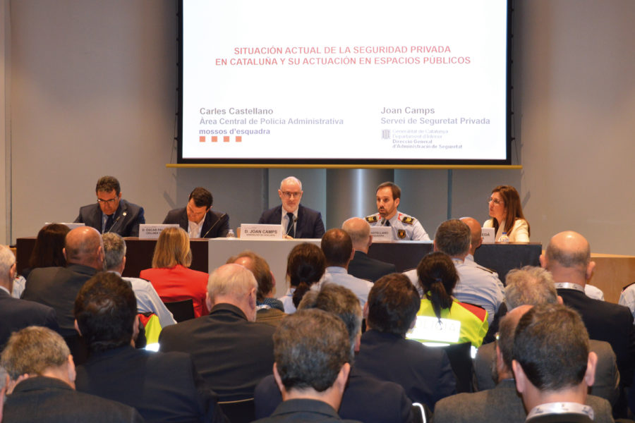 De izq. a dcha.: Gabriel Sevilla y Óscar Pallarols (Cellnex), Joan Camps (Departamento de Interior), Carles Castellano (Mossos d´Esquadra) y Ana Borredá (Seguritecnia).VI Jornada de Seguridad Privada en Cataluña.