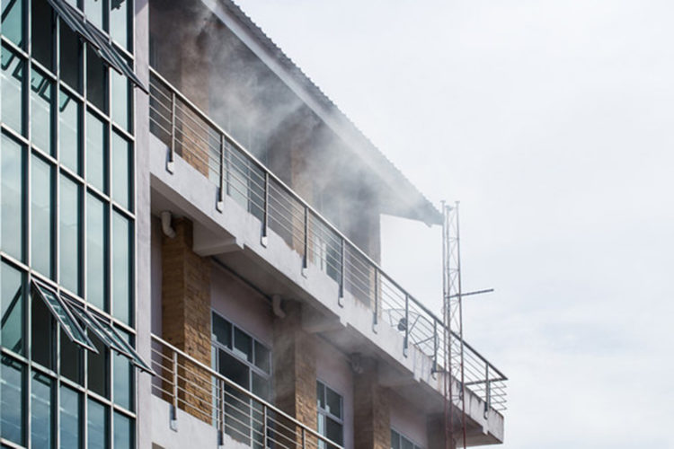 Incendio en un edificio.