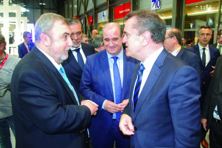 Javier Borredá, presidente de Seguritecnia, tuvo la ocasión de hablar con el delegado del Gobierno en Madrid, José Manuel Franco.