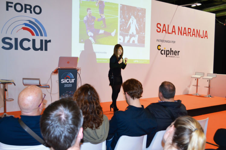 Montserrat Iglesias-Lucía, directora de la UAB-EPSI, durante su conferencia en foro SICUR.