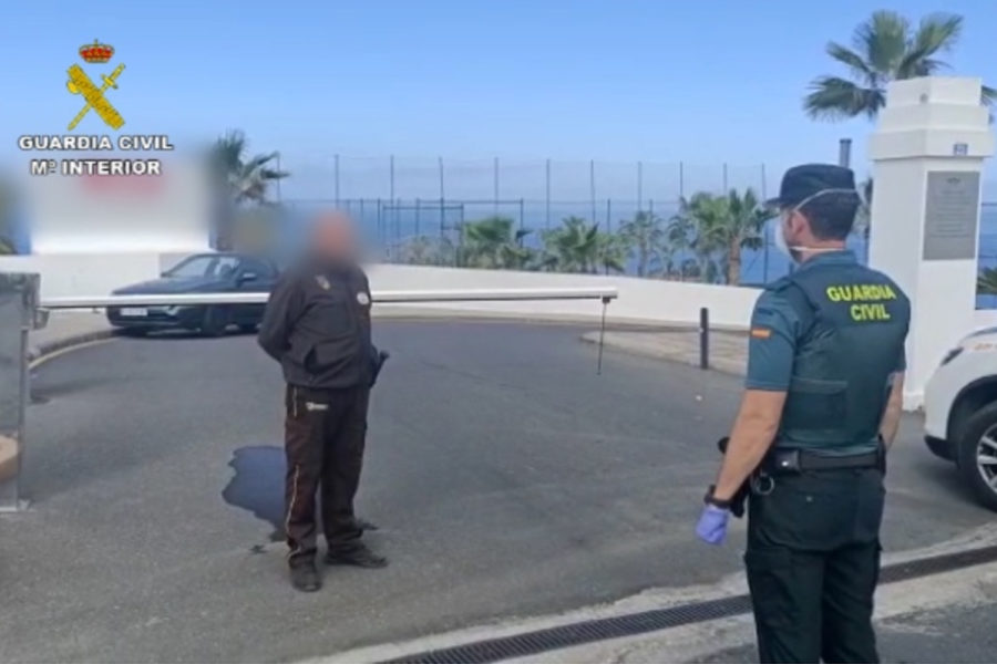 Guardia civil habla con un vigilante de seguridad