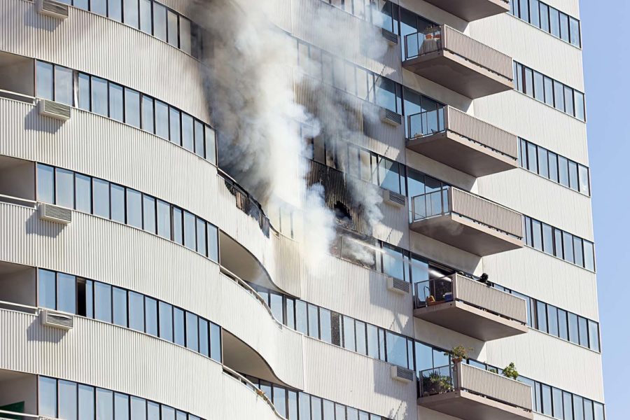 Humo en fachada de viviendas