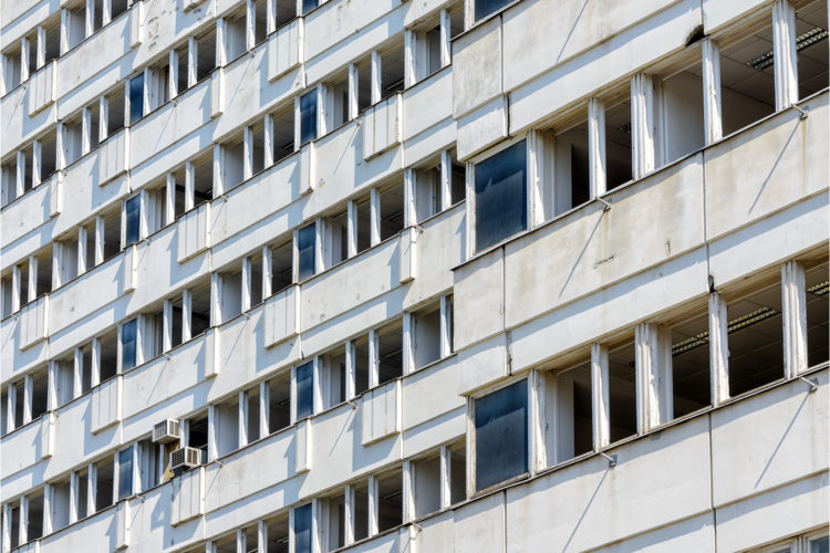 Fachada de edificio con muchas ventanas