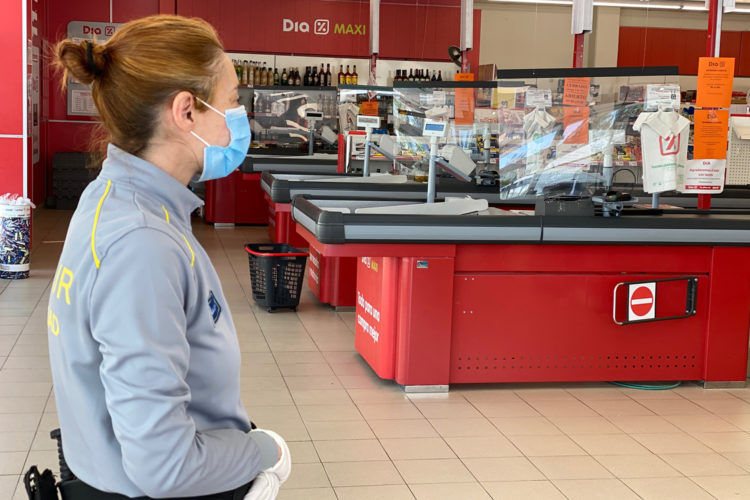 Vigilante de seguridad en un supermercado