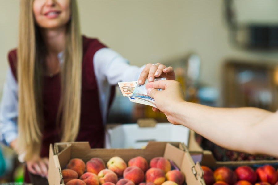 Pago en efectivo en una frutería