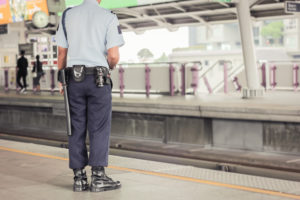 Vigilante en una estación de metro