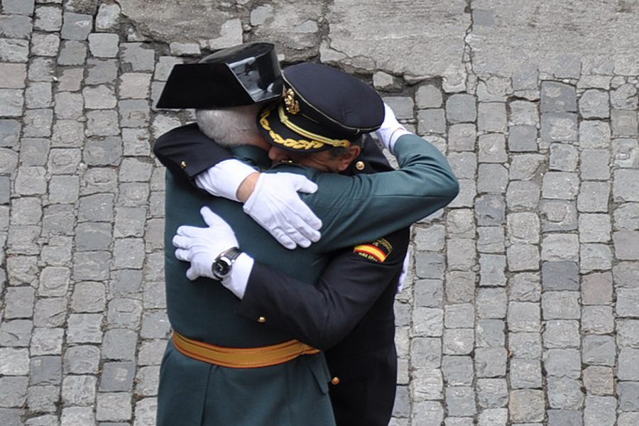 César Álvarez y Esteban Gándara se funden en un abrazo.