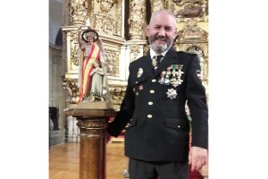 Esteban Gándara con una figura de los Ángeles Custodios, patrones de la Policía Nacional.
