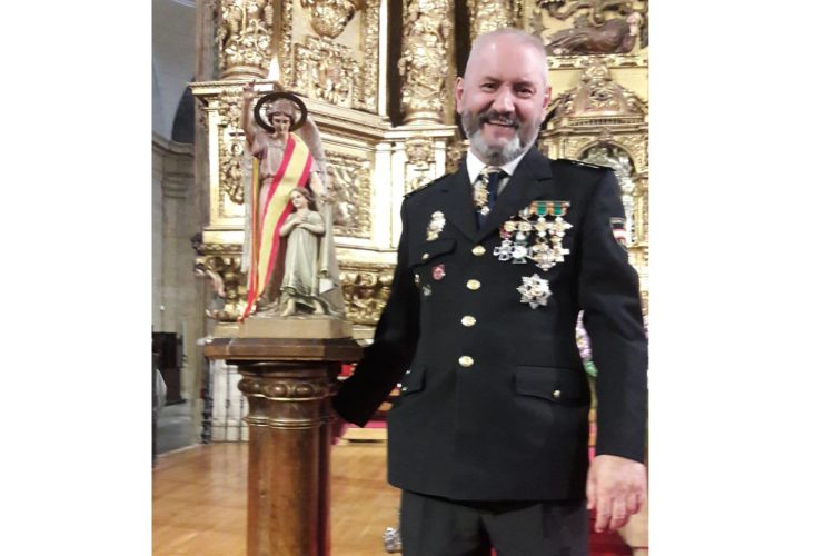 Esteban Gándara con una figura de los Ángeles Custodios, patrones de la Policía Nacional.