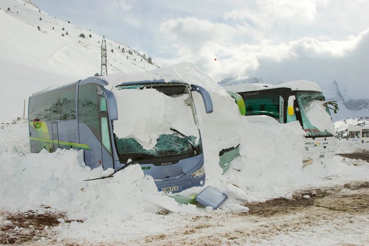 Avalancha en el parking de Astún (Aragón).