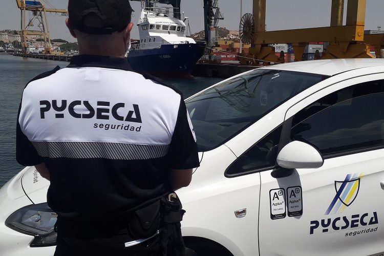 Un vigilante de seguridad privada en un puerto.