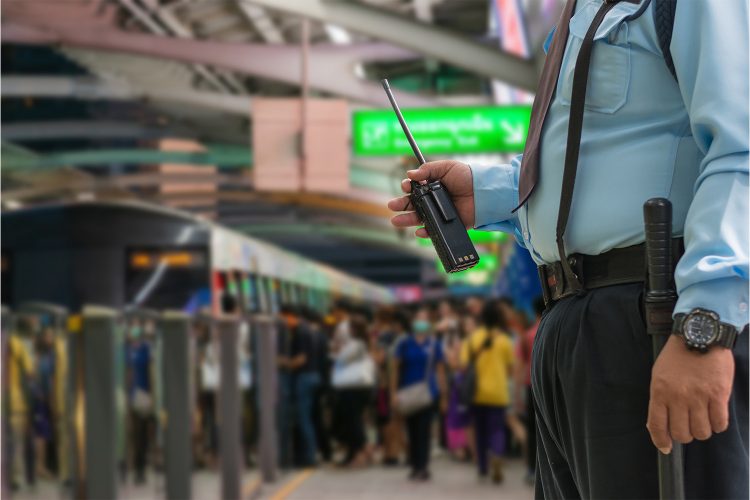 Vigilante de seguridad privada en estación de tren.