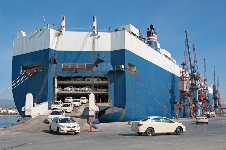 Inspección de vehículos en un barco.