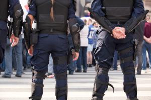 Día Internacional de la Mujer: Mujer policía en manifestación.