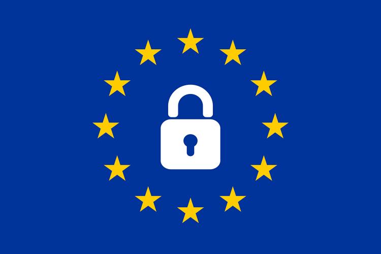 Bandera de la Unión Europea con un candado de ciberseguridad.