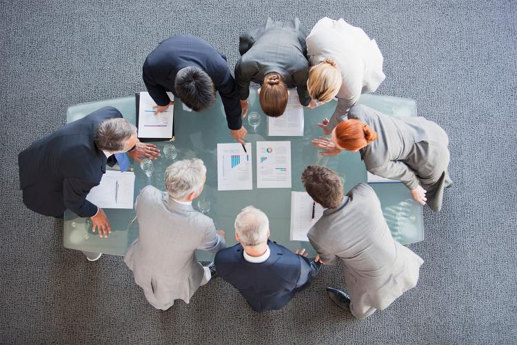 Grupo de personas analizando información para un proyecto.