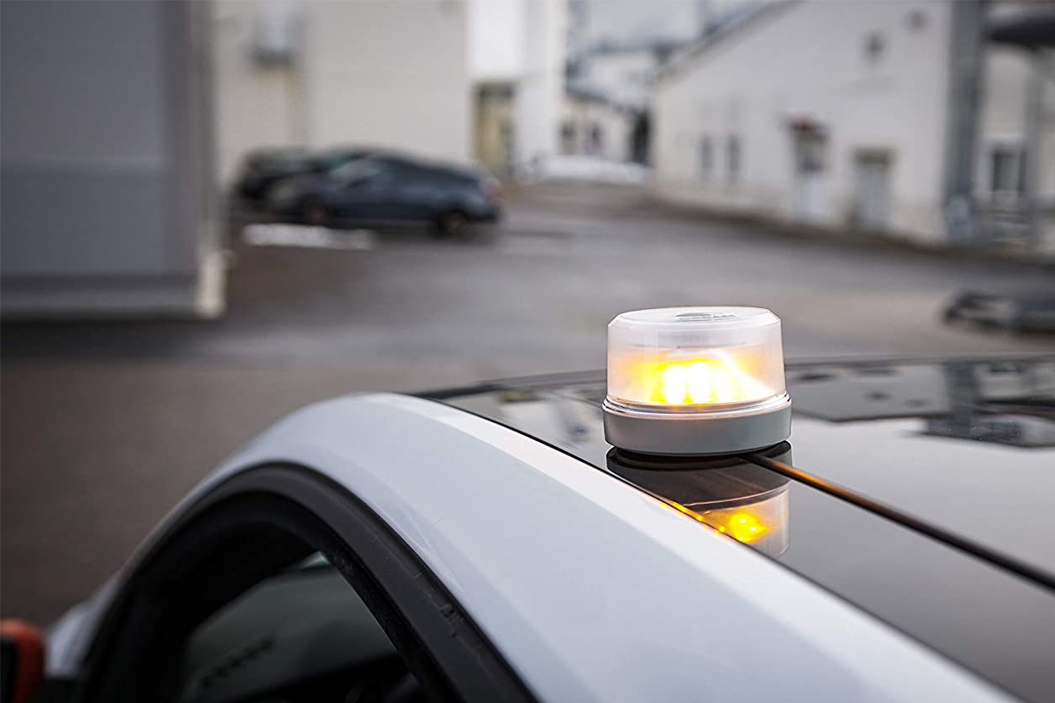Así es la nueva luz de emergencia V16 para alertar de avería en carretera