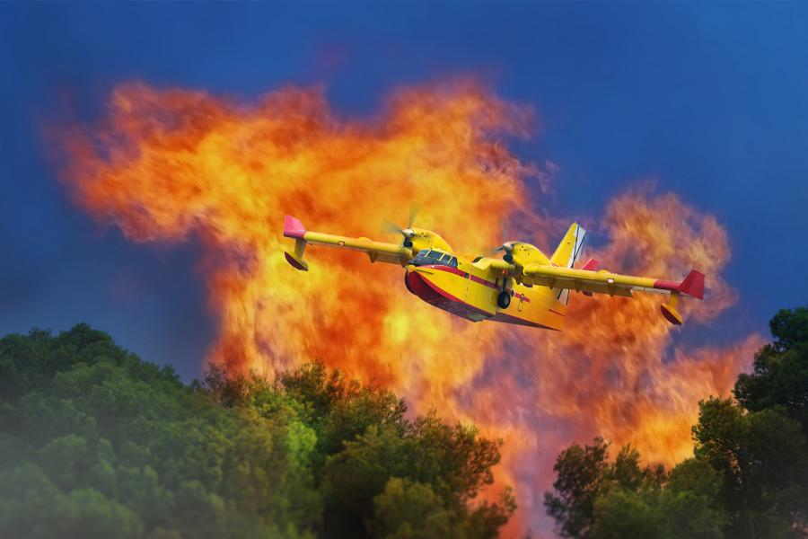 Un avión durante la extinción de un incendio forestal en España.