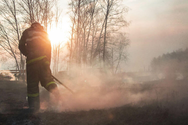 Bombero apaga fuego.