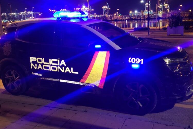 Coche Negro Policía Nacional en un puerto de noche