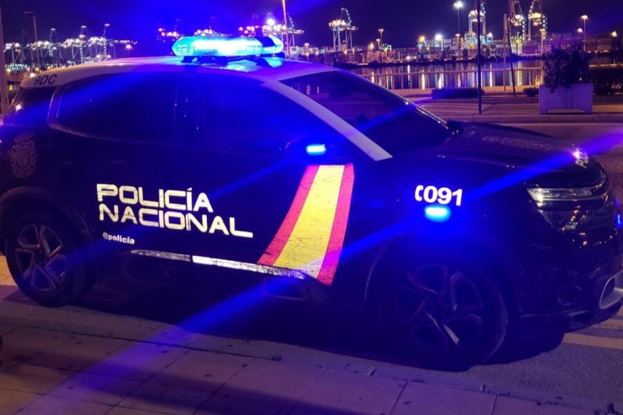 Coche Negro Policía Nacional en un puerto de noche