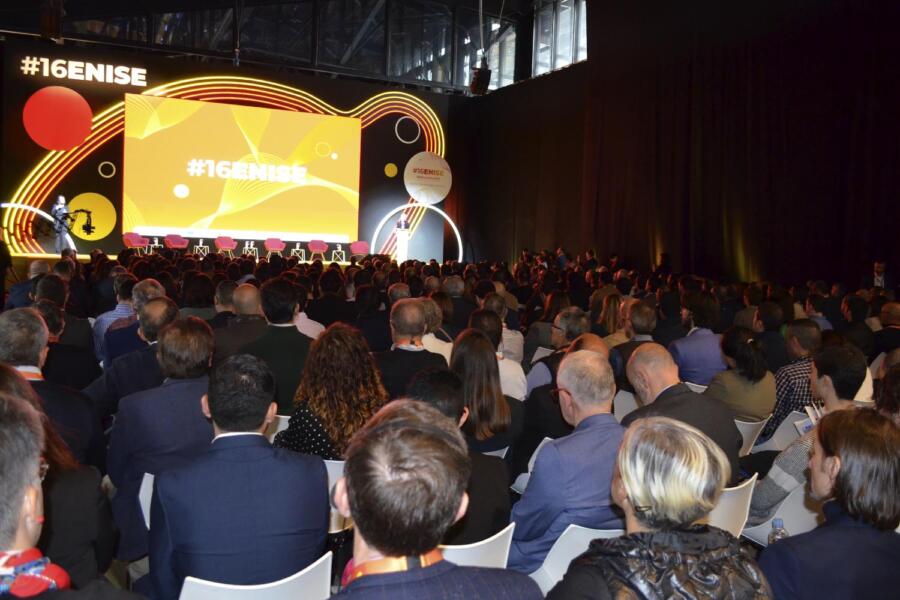 El auditorio del 16ENISE, a rebosar durante la inauguración.