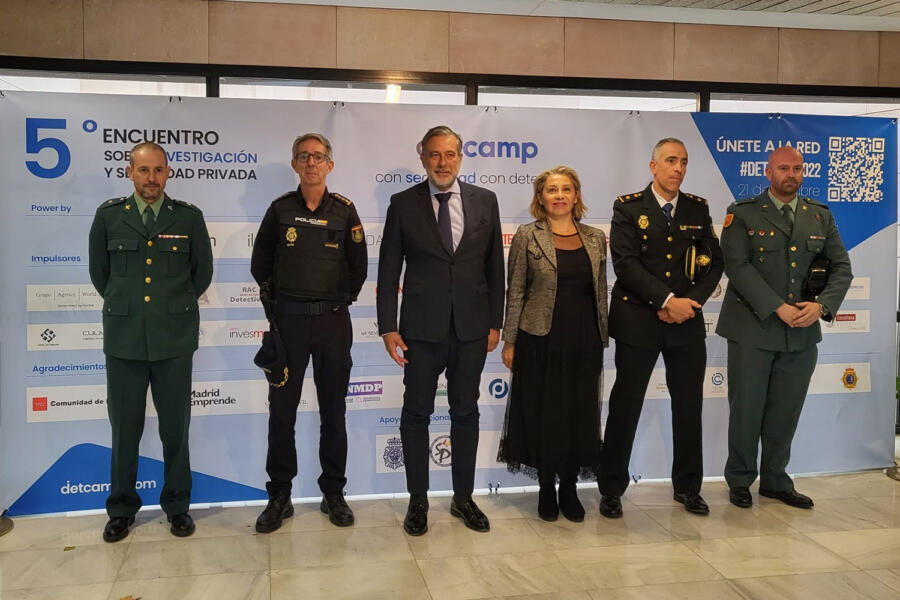 Representantes policiales y Gema Piñeiro.