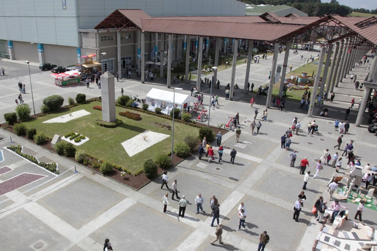 laza y paseo central del recinto Feira Internacional de Galicia Abanca_Sedexpo