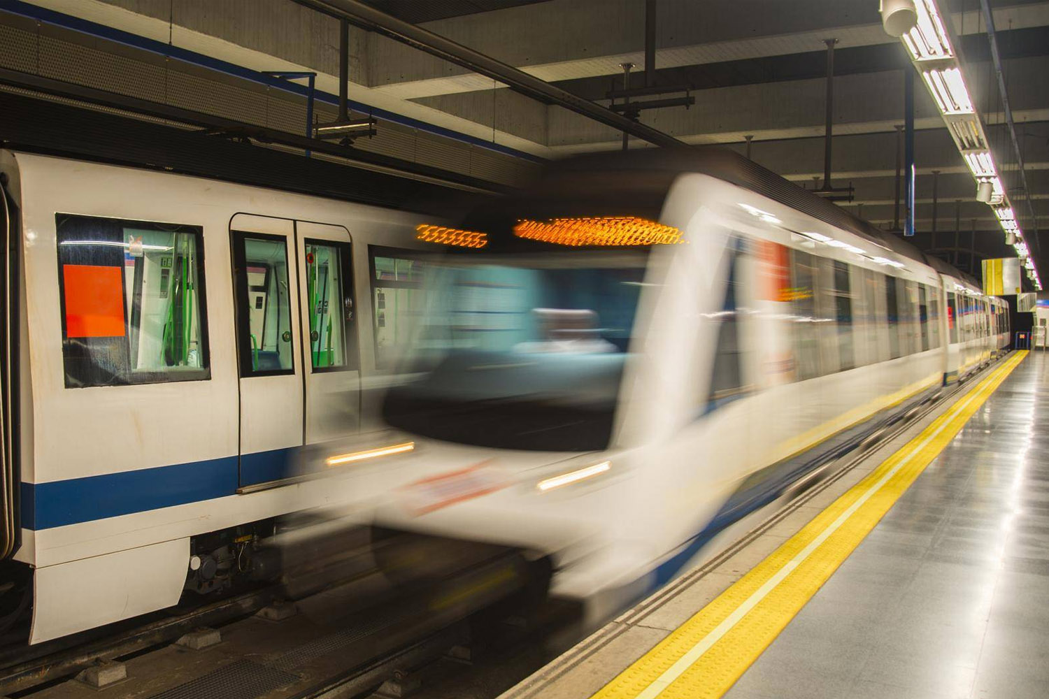 Tren entrando en una estación de Metro de Madrid.