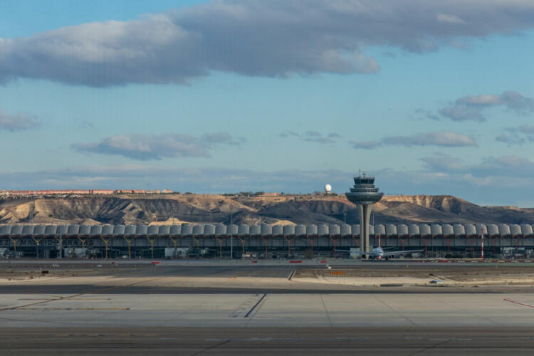Avión se prepara para despegar en la pista de aterrizaje del Aeropuerto Madrid-Barajas.
