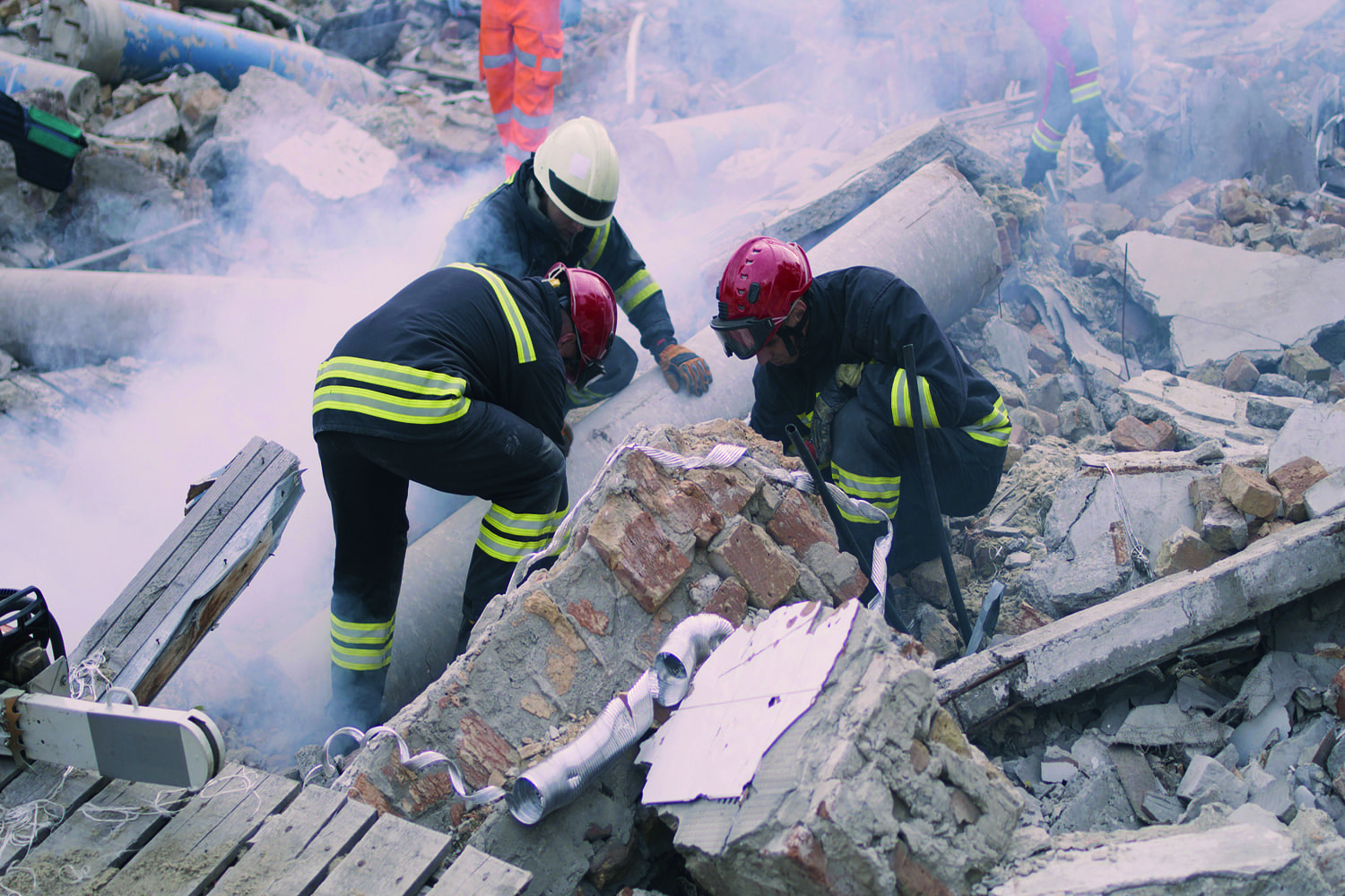 Grupo de rescate trabajando en un derrumbamiento.