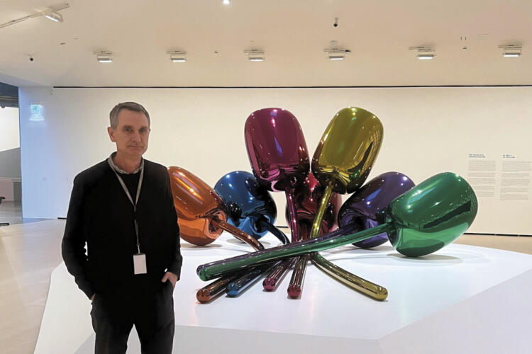 Fernando Eguia, subdirector de Seguridad del Museo Guggenheim en una sala del museo.