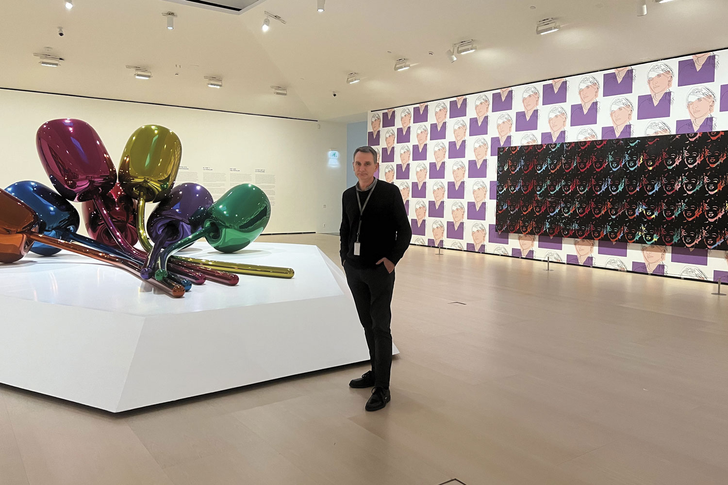 Fernando Eguia, subdirector de Seguridad del Museo Guggenheim en una sala del museo.