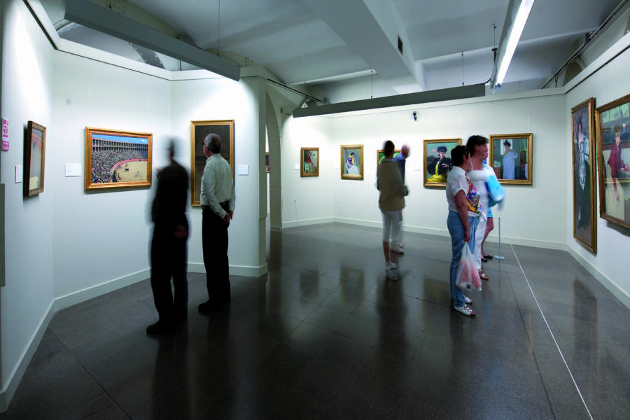 Visitantes en una sala de museo.