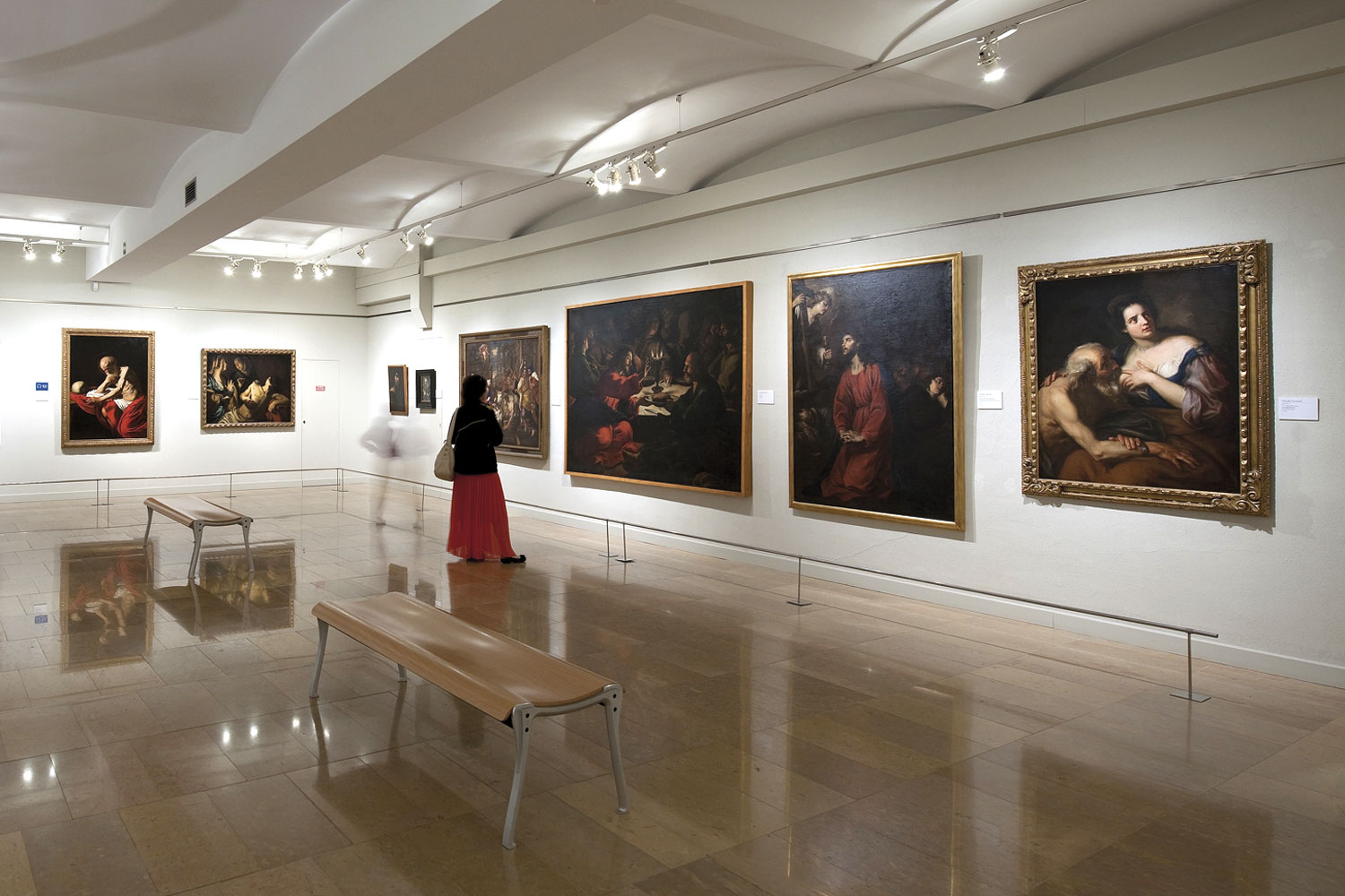 Turista visitando una sala de museo.