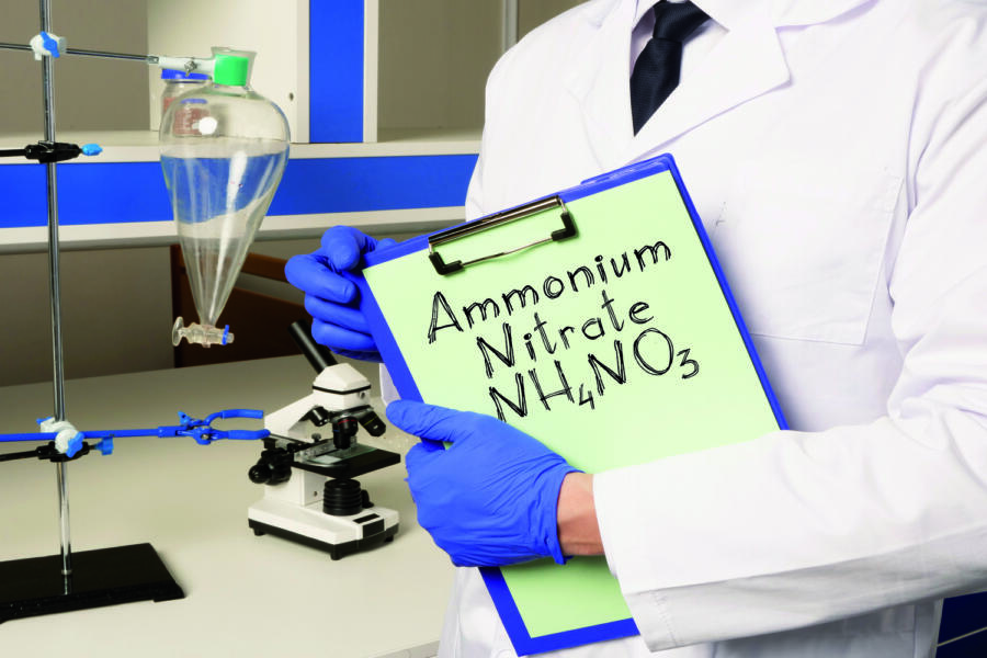 Laboratorio con tabla con el nombre en inglés de "amoniato".