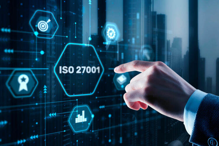 el dedo de una mano apunta a la certificación ISO 27001.