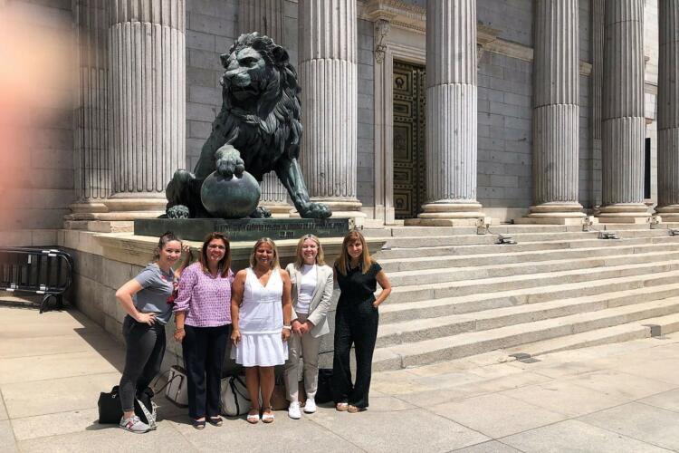 Cinco mujeres posan ante la escalera del Congreso de los Diputados de España