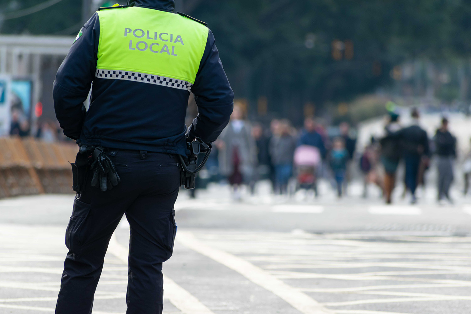 Policía local en la calle.