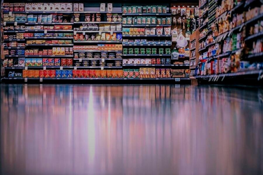 Estantería supermercado con suelo pulimentado en primer plano