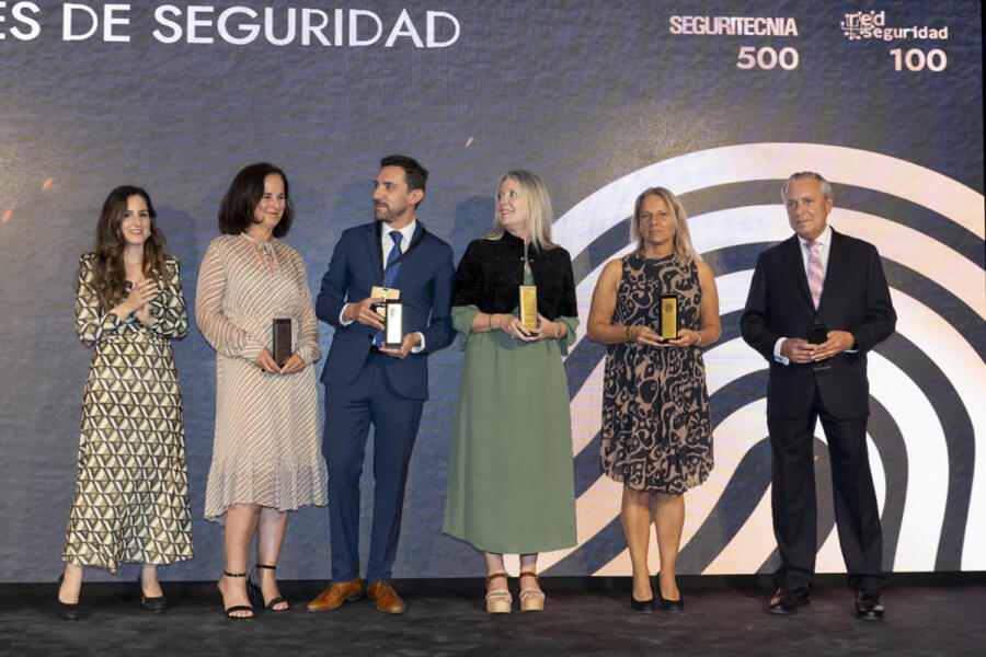 Laura Borredá (Borrmart), con representantes de asociaciones de seguridad: Marta Peraza (Tecnifuego), José Miguel Vidueira (Cepreven), Paloma Velasco (AES), Anna Aissa (ACAES) y Ángel Córdoba (Aproser).