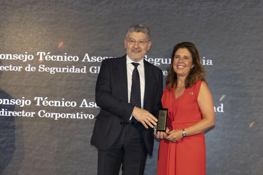 Miguel Sánchez (presidente del CTA de Seguritecnia) y Ana Borredá.