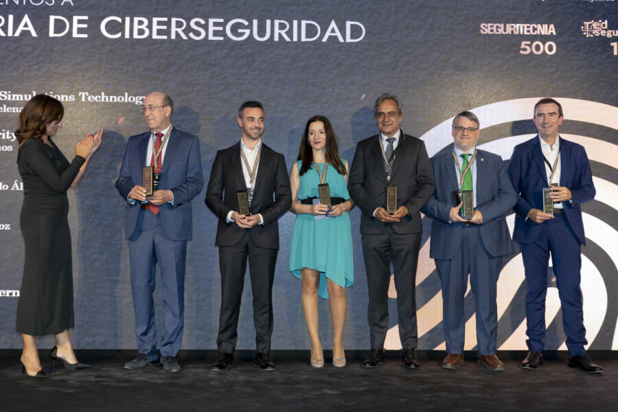 Yolanda Duro (Red Seguridad) con representantes de la industria de la ciberseguridad: Alfredo Ruíz (Ondata International), Pablo Martín (Deloitte), Elena Matilla (Accenture), Luis Fernando Álvarez (GMV), Antonio Ramos (Leet Security) y Xabier Mitxelena (Cybertics Simulations Technology).