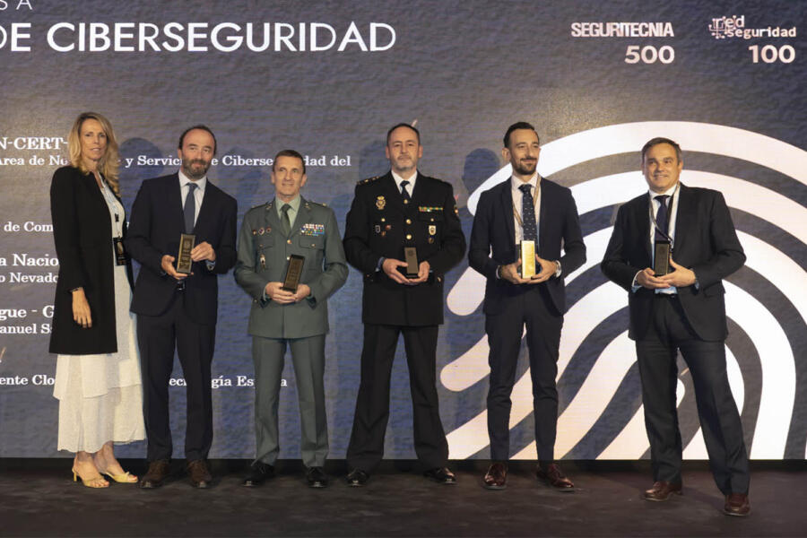 Paloma Melendo (Borrmart) con representantes de eventos de ciberseguridad: Agustín Torres (Madrid Tech Show), general de División Manuel Santiago Marín (National Cyberleague de la Guardia Civil), el inspector jefe Casimiro Nevado (C1B3rwall de la Policía Nacional), Luis Barreda (ENISE) y Pablo López (Jornadas STIC CCN-CERT).