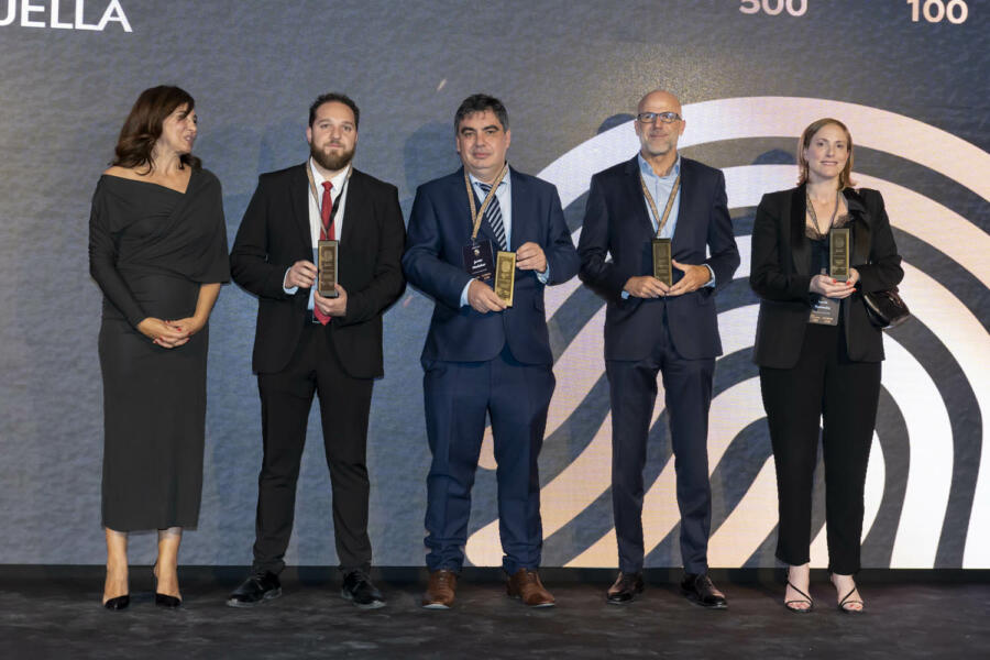 Yolanda Duro (Red Seguridad) con representantes de empresas patrocinadoras de Huella 2023: Lucila Kominsky (S21sec), Javier Modubar (Ingecom), Miguel Carrero (Wacthguard) y Mikel Rufián (Bidaidea).