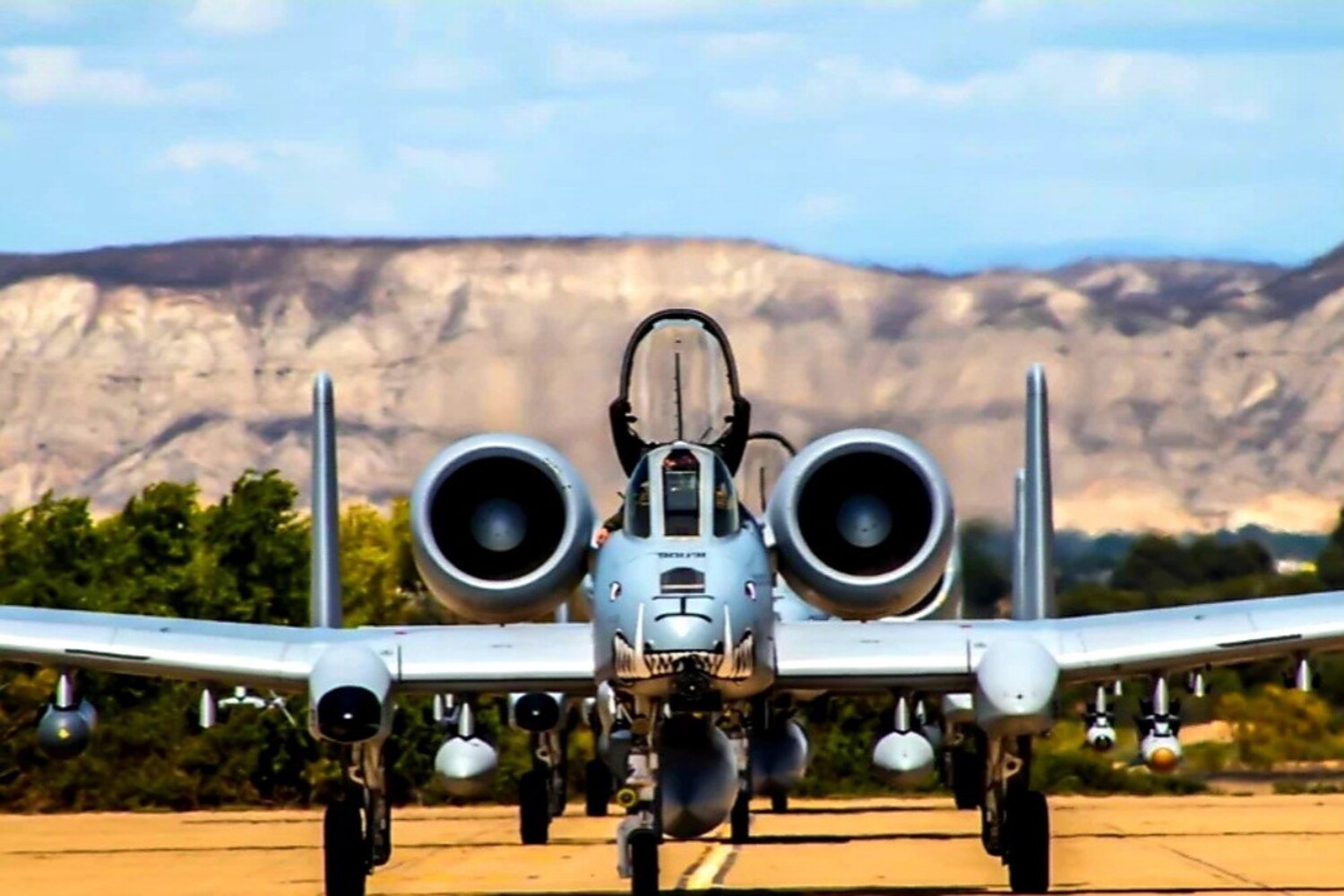 Plano frontal de avión de combate