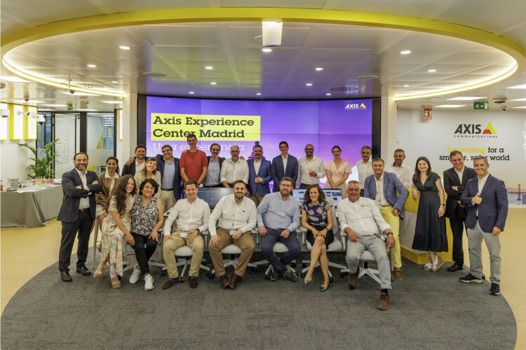 Equipo de Axis en el experience center de Madrid.